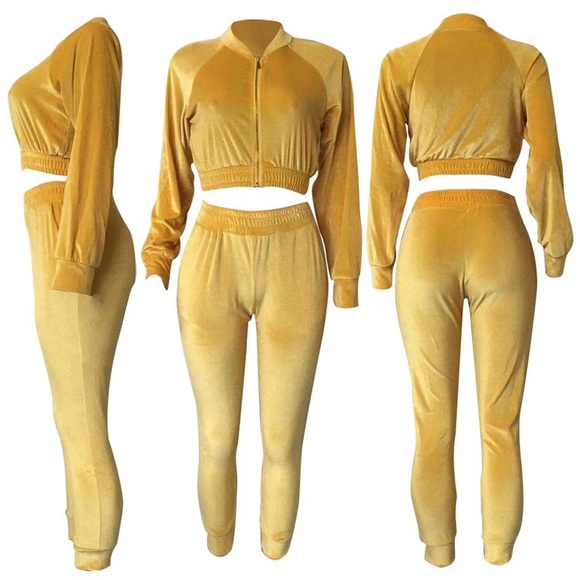 Two Piece Crop Velour Suit 🥰 - Picture 2 of 4
